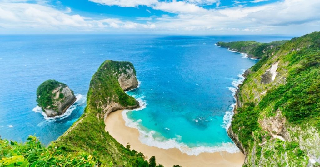 Kelingking Beach in the morning with blue sea view